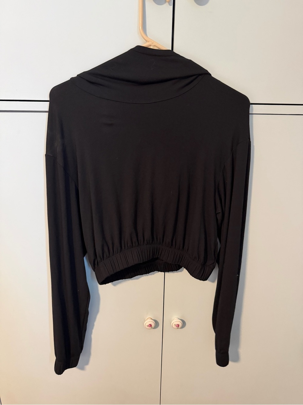 Cropped Black Long-Sleeve Hoodie